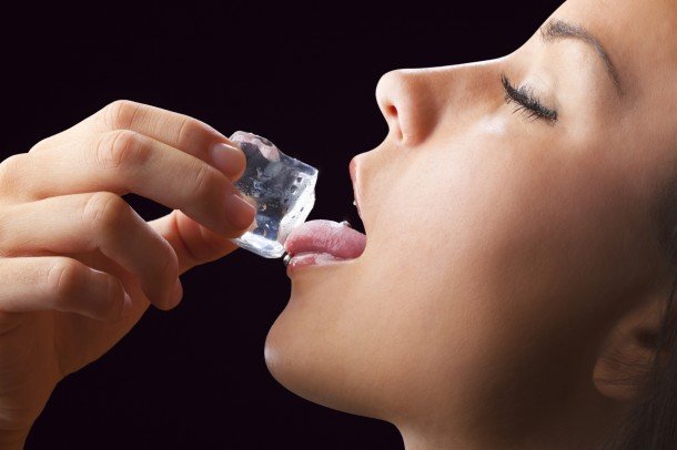 Jégkocka az ágyban, előjáték, orális szex