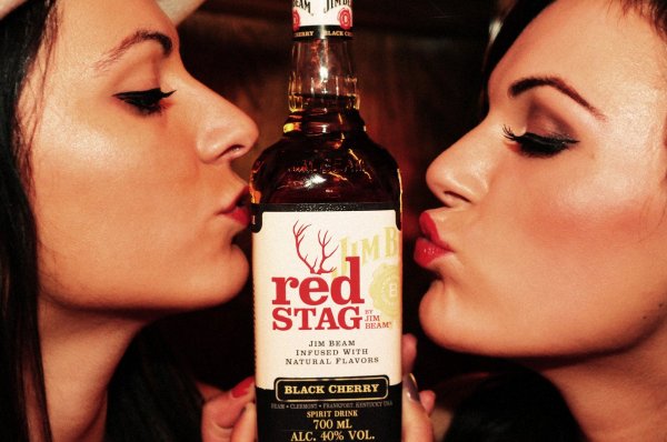 56084372-red-stag-by-jim-beam-001