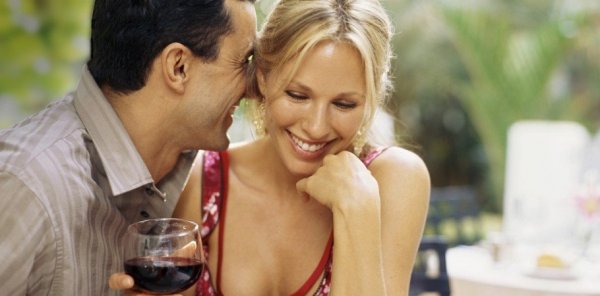 couple-enjoying-wine-940-4501-910x450